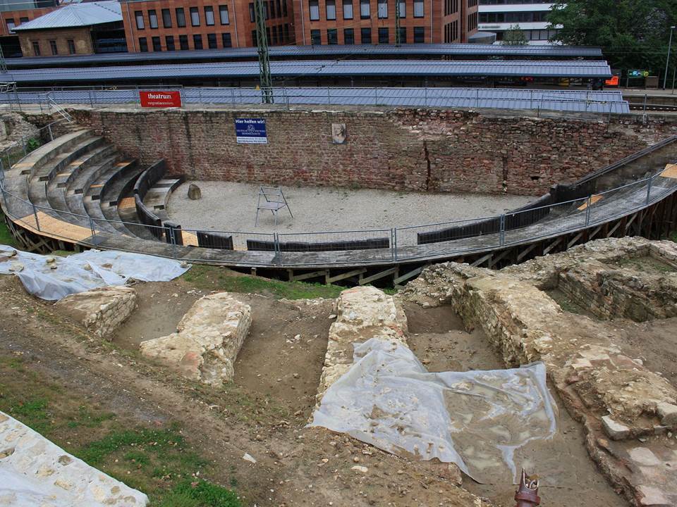 Römisches Theater vergammelt - hier die Ausgrabungsstätte