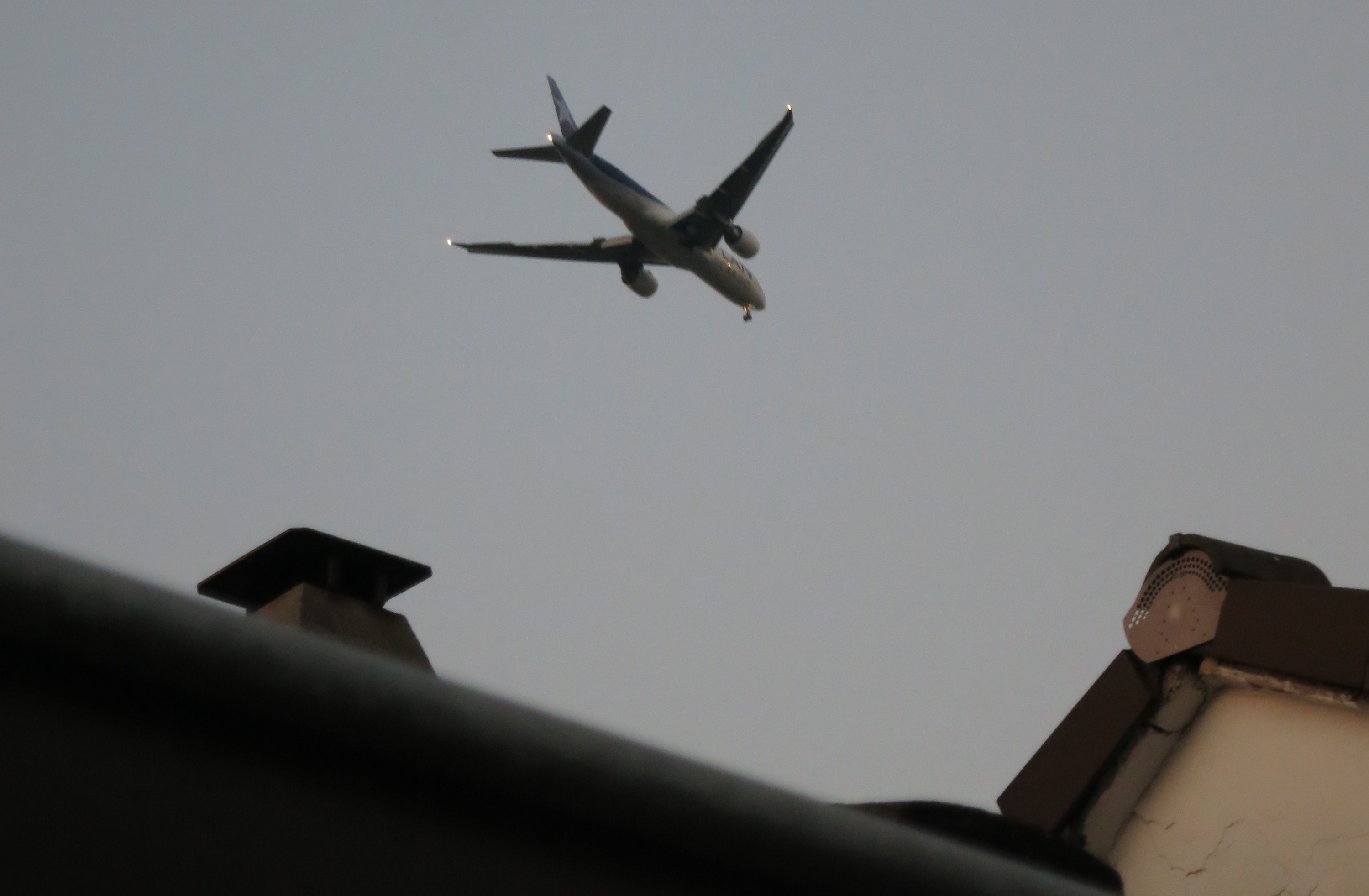 Erst ein lauter Knall, dann regnet es Dachziegel